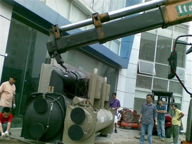 市南区随车吊和汽车吊的核心区别是什么？哪种更省钱？