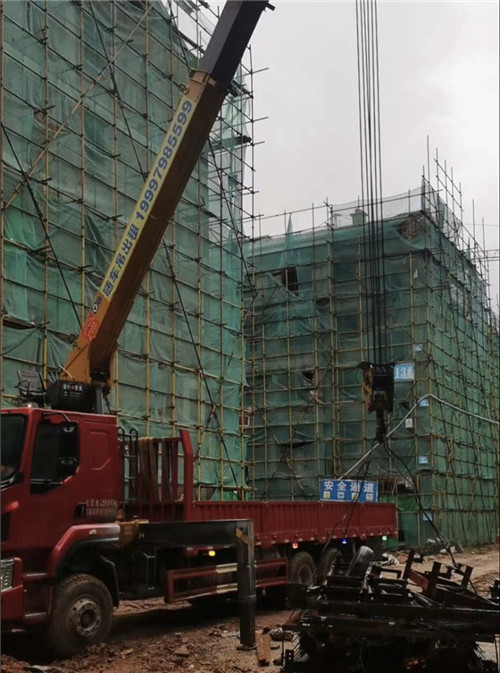 市南区“慢工细活”—— 吊车的 “微动控制” 技术